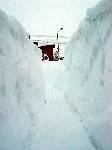 雪の壁に囲まれてはいるけれど、やっと道が開通した！おとうさん、お疲れ様！