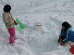 もう雪の写真はうんざり･･･でも、子どもは元気。雪の庭の上で、穴掘り。また何かたくらんでるのかな
