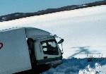 帰り道、雪道事故を見かけた。道を逸れて雪の中につっこんだトラック