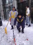 ニセコの逢坂町長と一緒に、投雪ボランティア中。