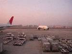 朝の伊丹空港。ちょっぴり朝焼け