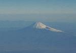 飛行機から富士山。朝の東京移動は、左の窓側に限る