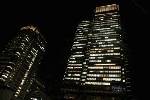 夜の東京丸ビル2つ。東京ならではの風景